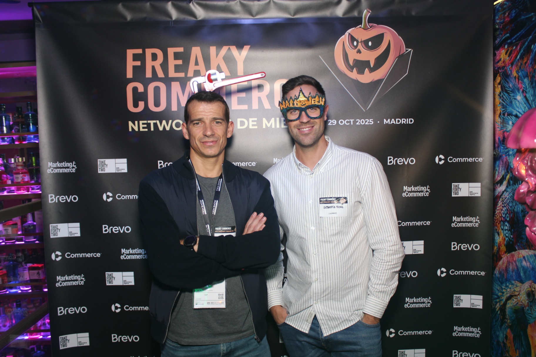 Dos asistentes disfrazados en Freaky Commerce
