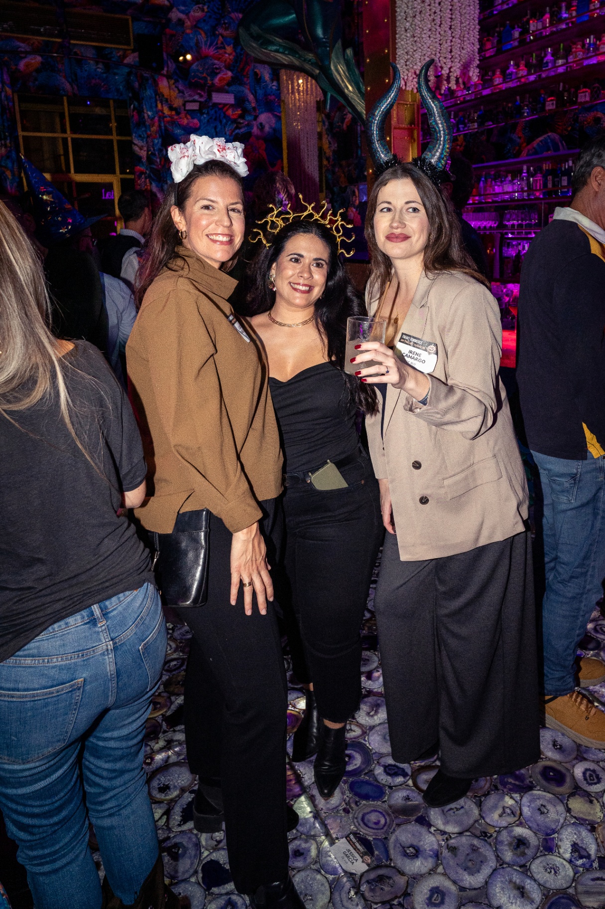 Tres asistentes disfrazadas en la fiesta