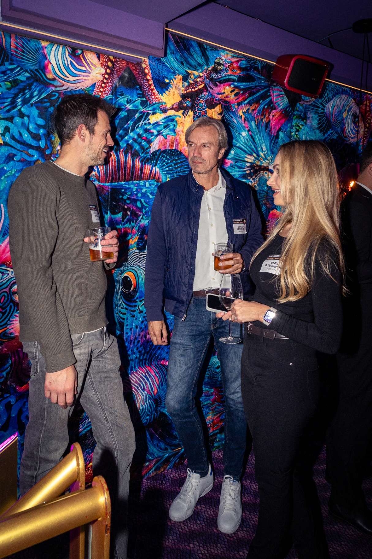 Conversación de networking con cervezas