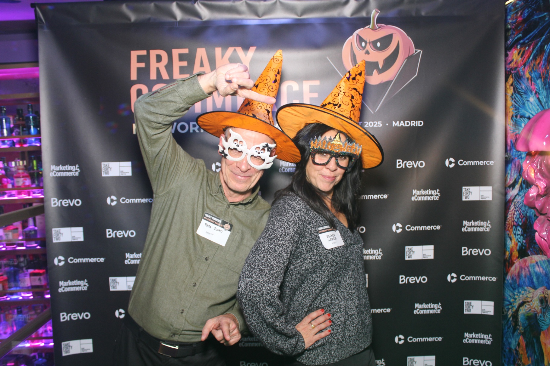 Pareja divirtiéndose con sombreros de Halloween