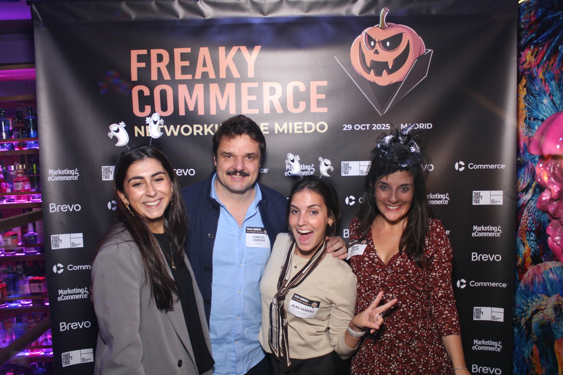 Asistentes posando en el photocall de Freaky Commerce