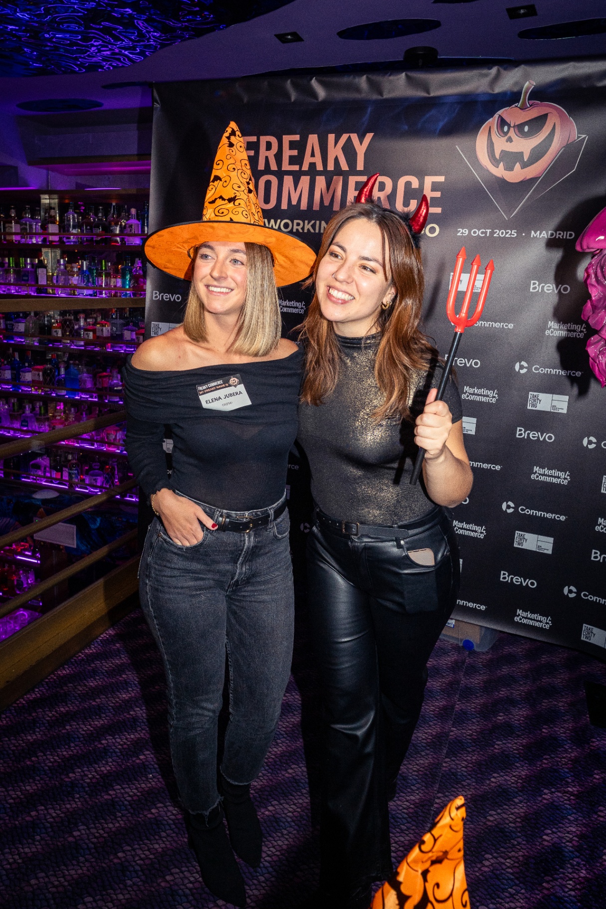 Bruja y diablesa en el photocall