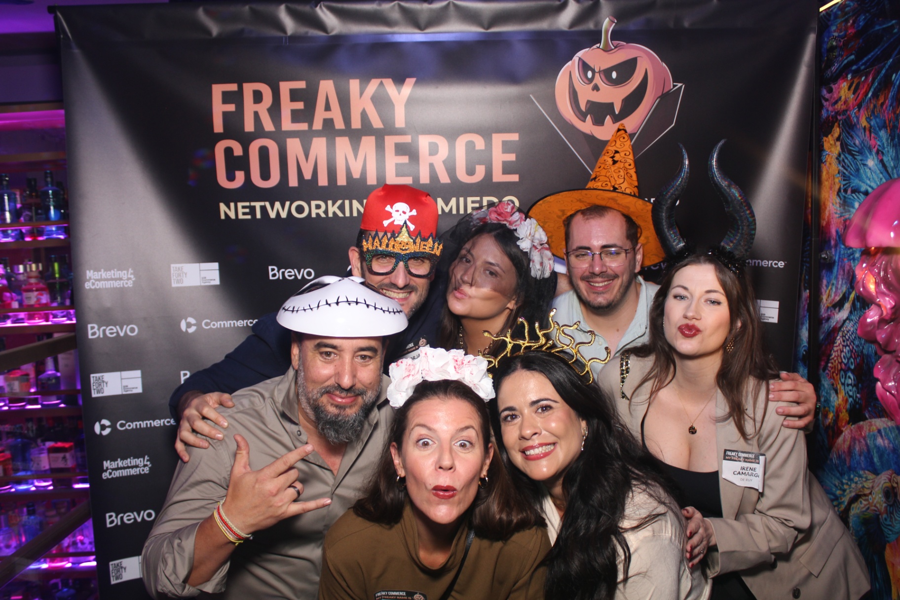 Grupo posando con disfraces en Freaky Commerce